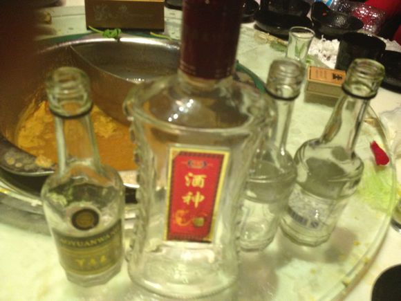 喝完白酒再喝啤酒有什么危害？啤酒跟白酒哪個危害大？