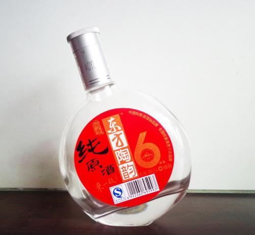 濃香型白酒的釀酒原料是什么？濃香型白酒的制作工藝有什么特點？