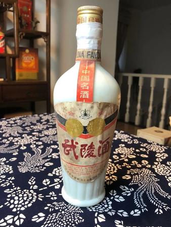 洮南香白瓷瓶酒價(jià)格(洮南香白酒多少錢(qián)一瓶)