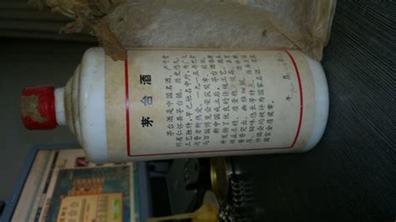 茅臺(tái)酒瓶里的剩酒如何倒出,你知道早期茅臺(tái)酒用什么封口嗎